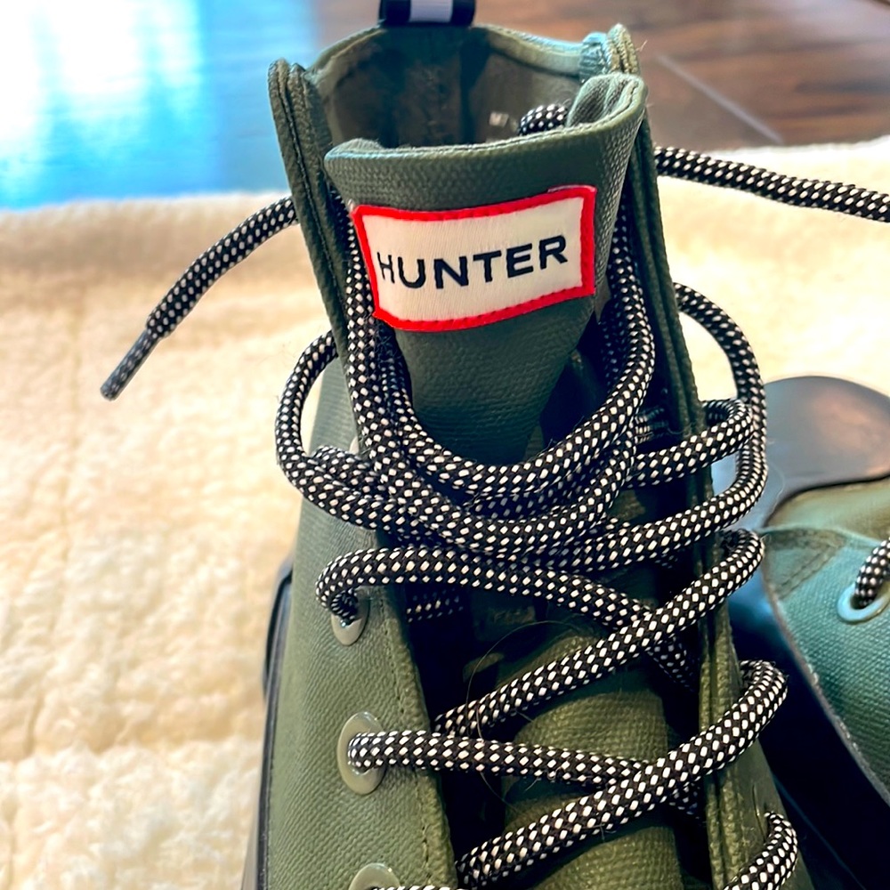 Green Hunter hightop rain boots with laces. Size 9.5